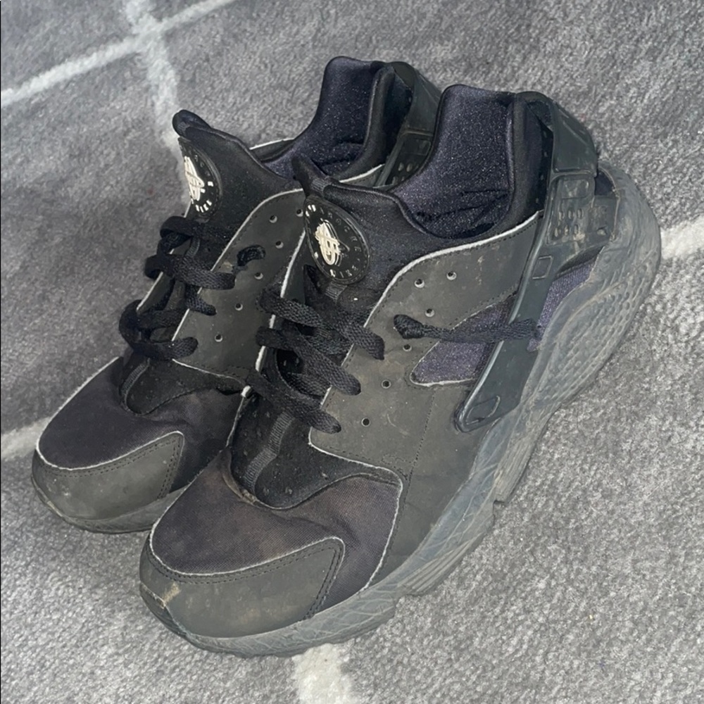 NIKE HUARACHES MENS 11.5